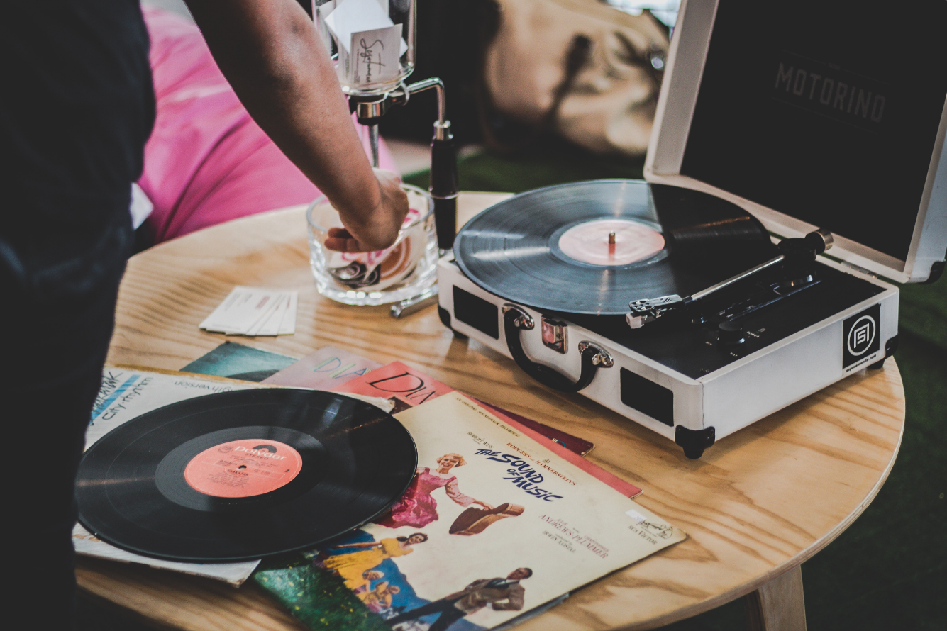 Tocadiscos portátil encima de una mesa con discos